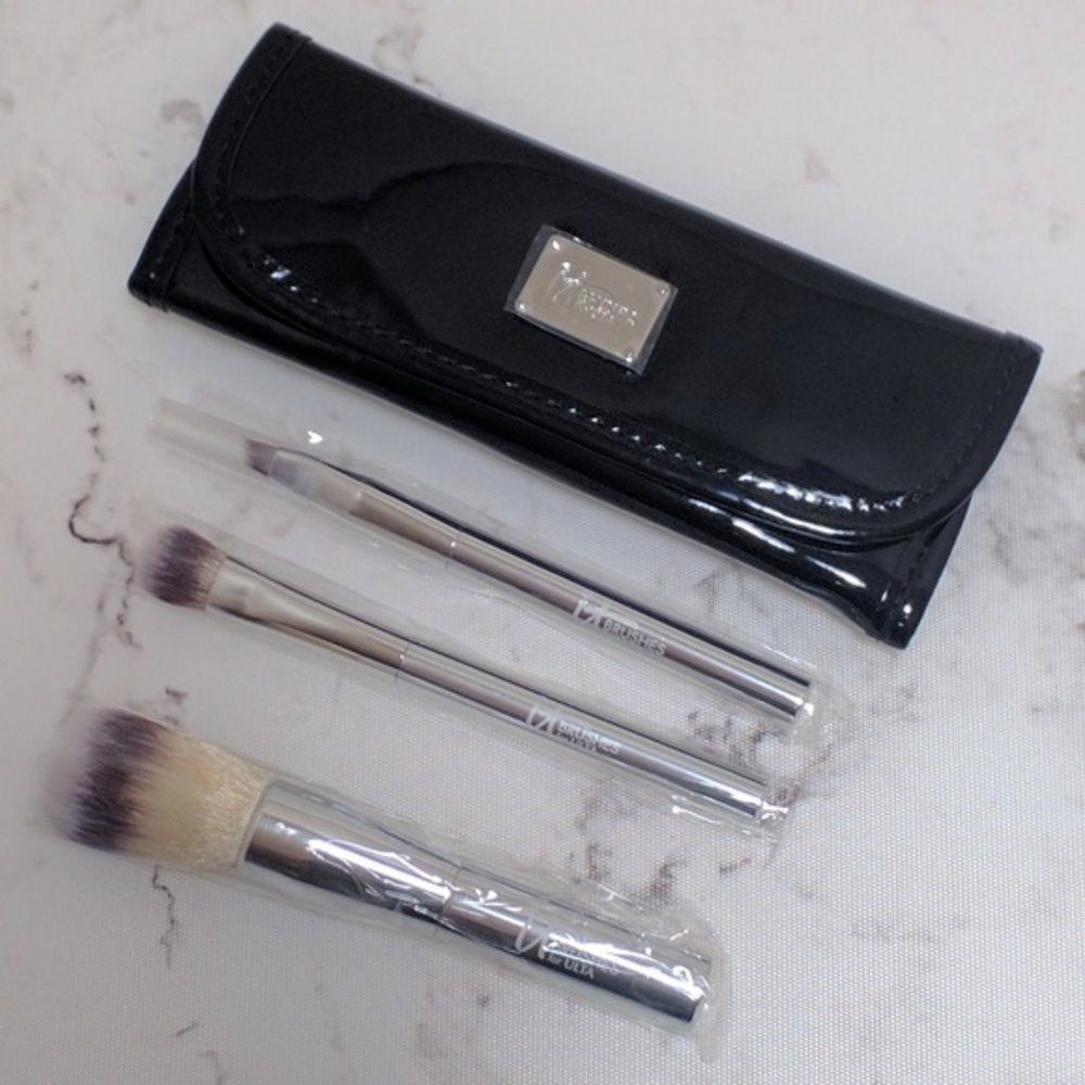 It Cosmetics for Ulta Travel Beautiful Basics Brush Set
